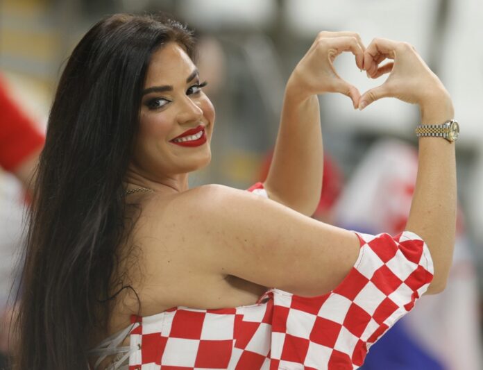 Ivana Knoll bodrila je Haalanda u bikiniju broj 9
