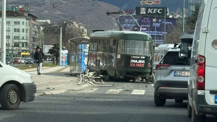 Drama u Sarajevu: Tramvaj iskočio iz šina, ima povrijeđenih