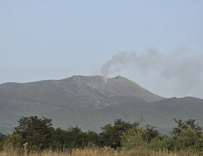 Vukadin: Ekipe na Trebeviću, gašenje požara otežava nepristupačan teren