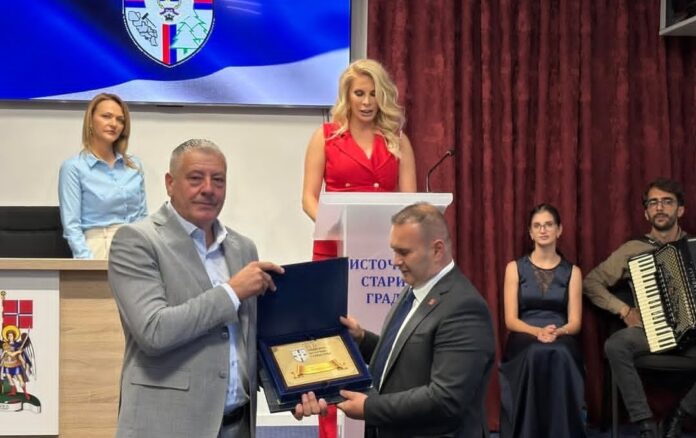 Ćosiću uručeno najviše priznanje Opštine Istočni Stari Grad