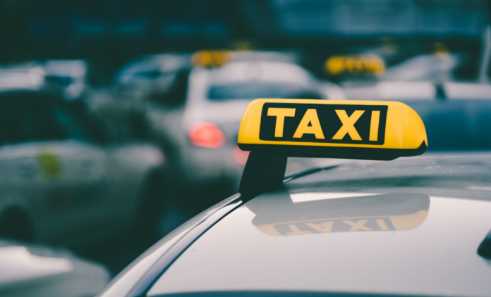 Sarajlija bez vozačke, pozitivan na droge, dugovao hiljade KM kazni, nelegalno vozio taxi..