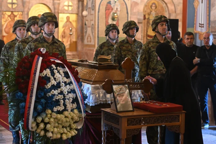Kovčeg sa tijelom Ratka Mladića izložen u crkvi, na njemu kapa, sablja i ordenje