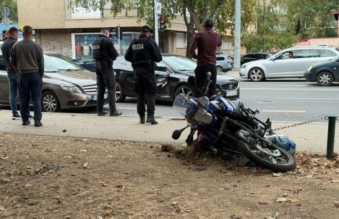 Sarajevo: Sudar automobila i motocikla na Grbavici, jedna osoba povrijeđena