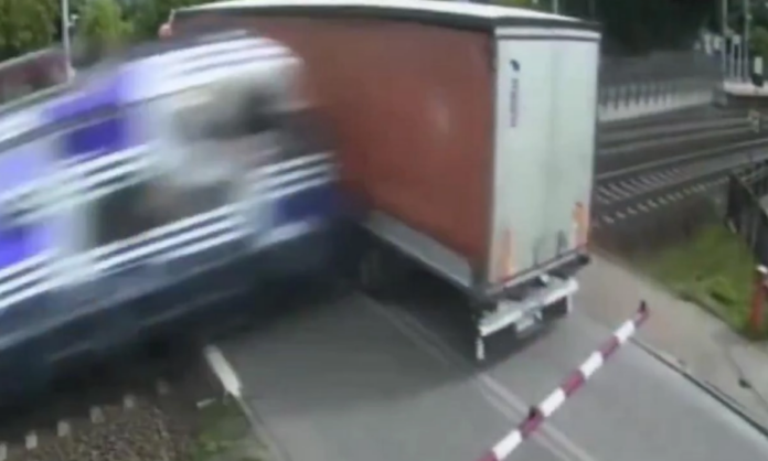 Voz udario u kamion iz BiH, objavljen dramatičan snimak