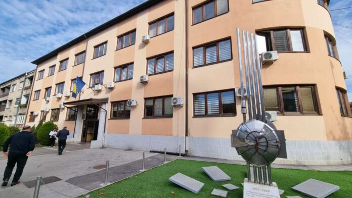 Pretresi kod policajca i predstavnika firme u Banovićima i Živinicama