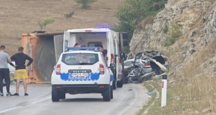  Nesreća na Manjači: Vozač automobila poginuo, kamion se od siline udara prevrnuo