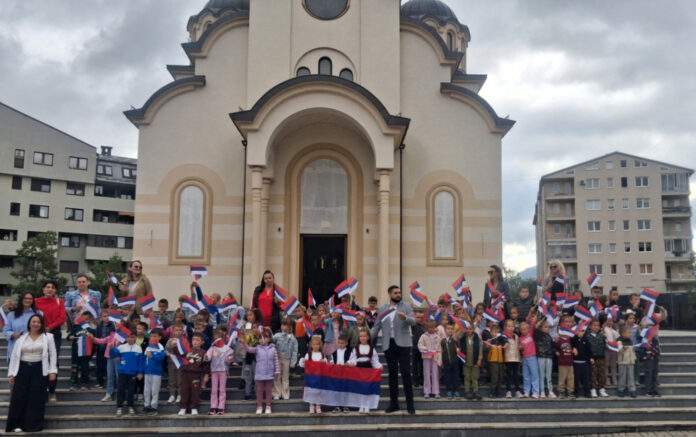 Pale: Mališani prodefilovali šetalištem noseći zastavice Srpske i Srbije