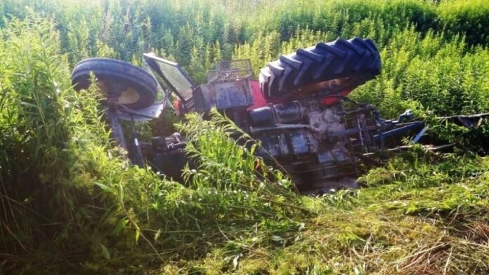 Tragedija kod Kostajnice: Vozač traktora smrtno stradao nakon slijetanja sa regionalnog puta