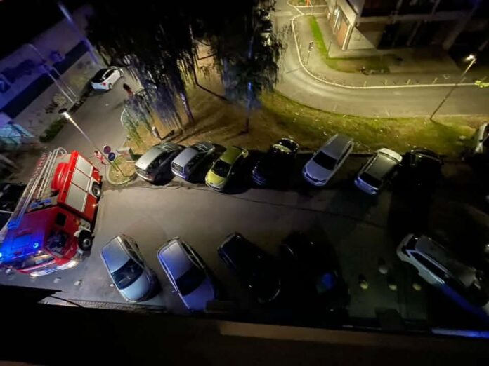 Tuzla: Vatrogasci gasili požar u štampariji, nepropisno parkirani automobili otežali intervenciju