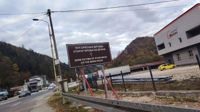 Od Lapišnice od Rogatice postavljene saobraćajne table “Put srpskih žrtava Starog Broda na Drini”