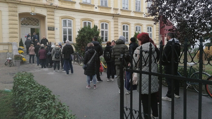 Velika izlaznost na izborima u Srbiji: Do 11 časova glasalo 27,3 odsto birača