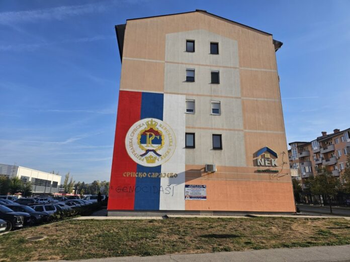 Uvredljiva poruka na srpskoj trobojci u Istočnom Novom Sarajevu