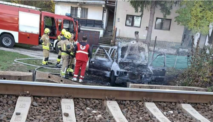 Auto izgorio u Blažuju, mještani optužuju migrante
