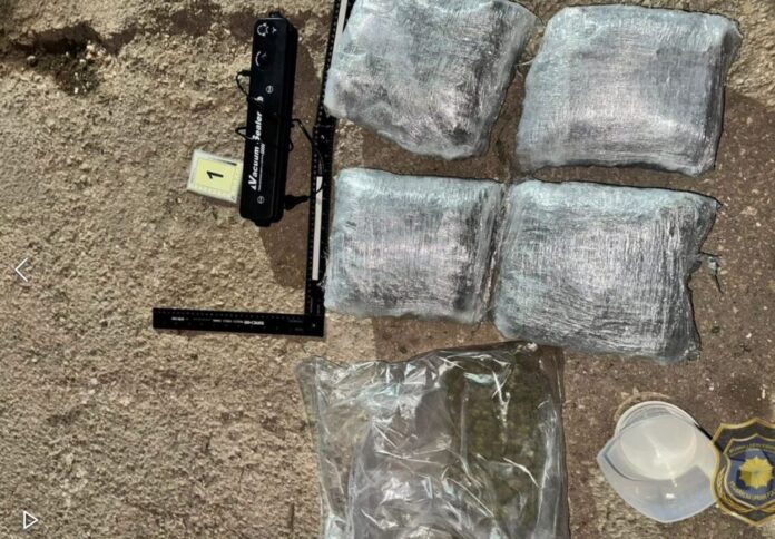 Optužen Anes Suljević kod kojeg je u garaži pronađeno gotovo 4 kilograma kanabisa, kokain, amfetaminsko ulje, puška, bombe i raketni bacač
