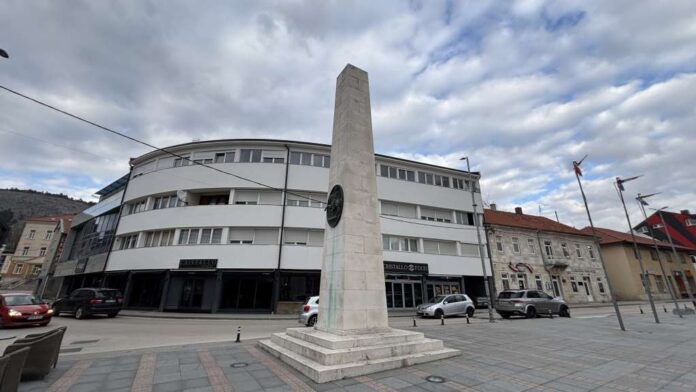 Potvrđena optužnica protiv muškarca iz Livna: Prijetio, gurao i udarao majku