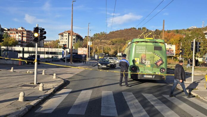Teška saobraćajna nesreća na Dobrinji, motocikl udario u trolejbus