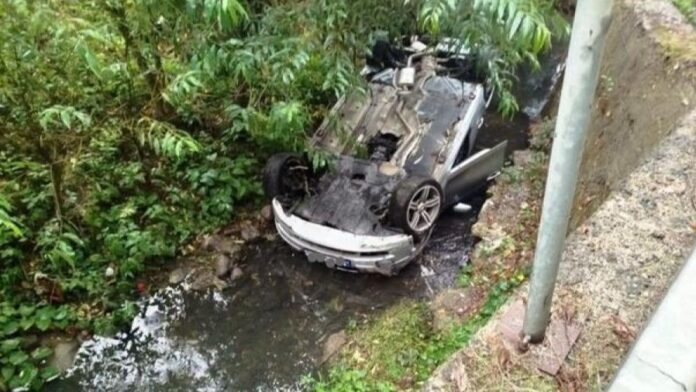 Stravična nesreća: Automobil udario u betonski stub pa završio na krovu u kanalu pored puta