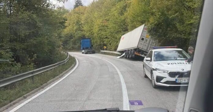 Kamionu se otkačila prikolica na putu Kladanj – Olovo, policija na terenu