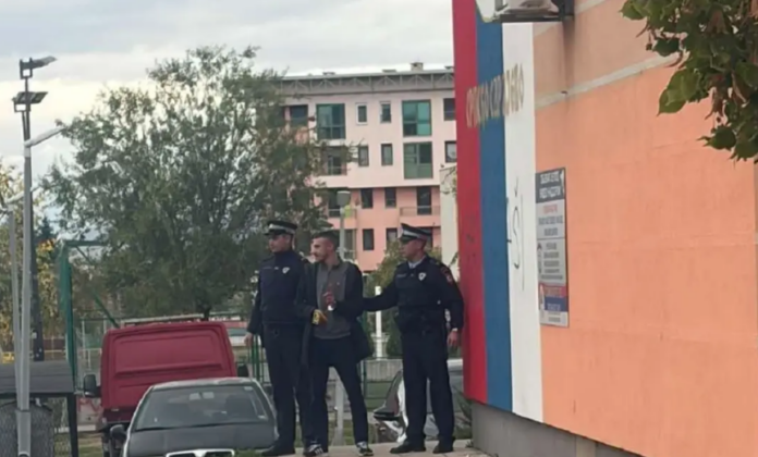 Sarajlija osumnjičen da je na zidu u Istočnom Sarajevu napisao “genocidaši”, policija ga odvela na mjesto događaja