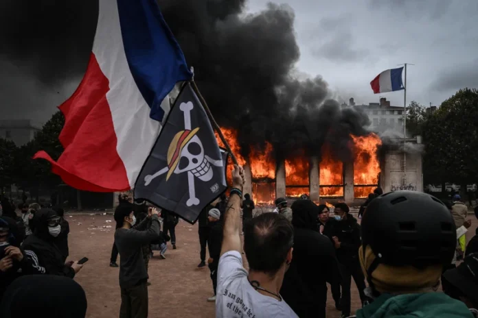 Francusku potresaju masovni protesti: Sukobi, požari i stotine uhapšenih