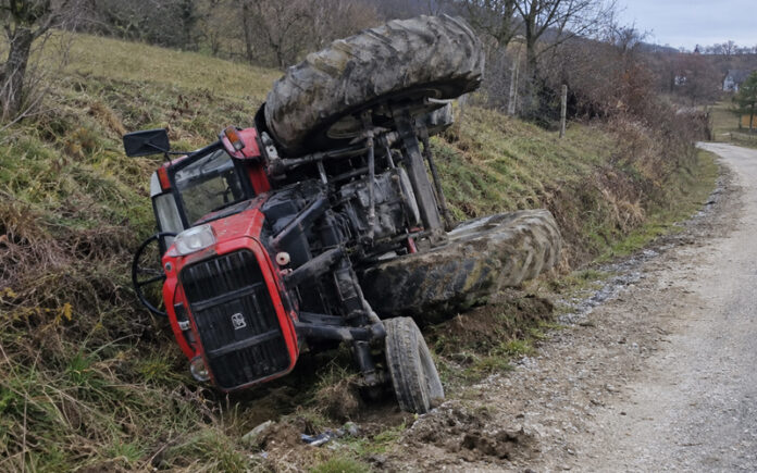 U Dejčićima se prevrnuo traktor, žena (46) teško povrijeđena