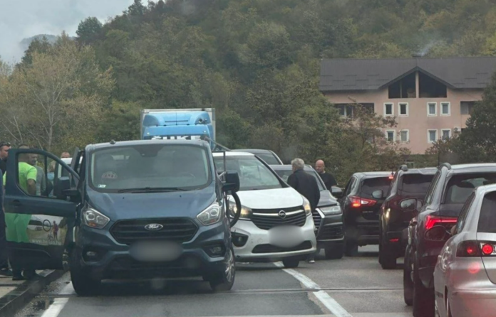 Zbog lančanog sudara obustavljen saobraćaj na cesti Konjic – Jablanica