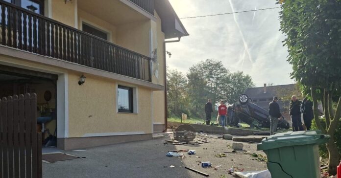 Teška nesreća u Velikoj Kladuši: Golf udario u prvi sprat kuće, dvije osobe povrijeđene