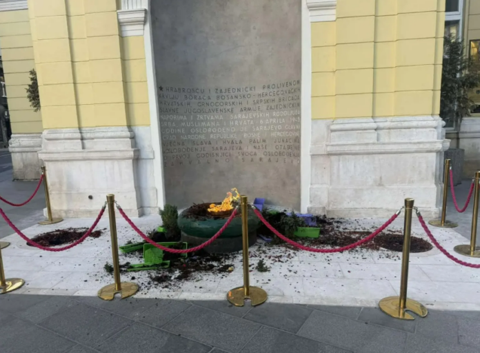 Nepoznate osobe uništile prostor oko Vječne vatre u centru Sarajeva